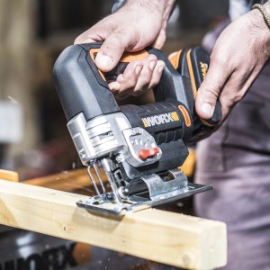 Worx Akku-Stichsäge WX543 in Aktion beim Sägen von Holz.