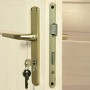 Detailaufnahme: Tür mit Schloss und Schlüssel des Weka Gartenhaus 264 Pultdach.