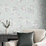 Laura Ashley Vliestapete Igerna hellblau mit Blumenmuster im Wohnraum.
