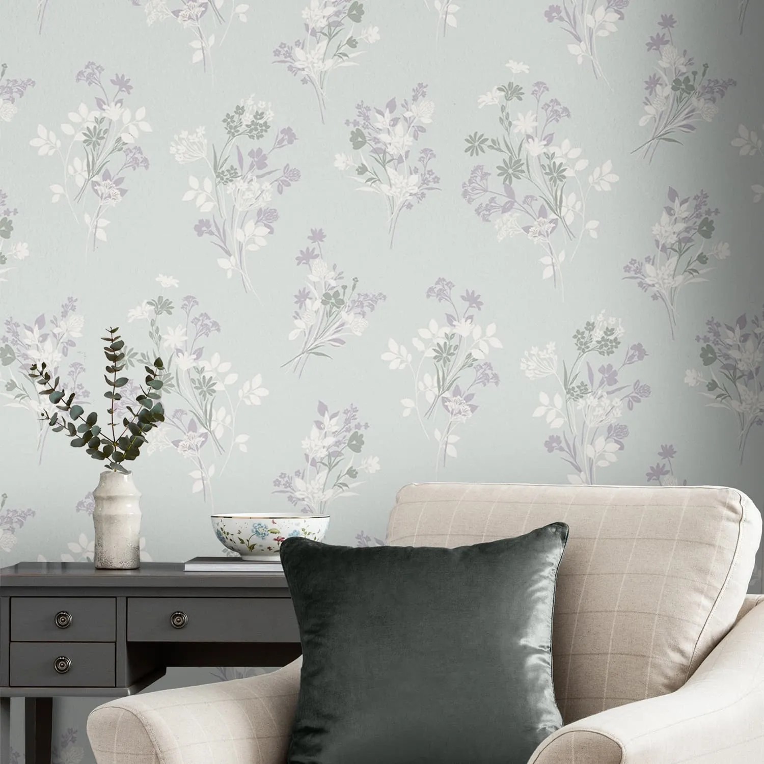 Laura Ashley Vliestapete Igerna hellblau mit Blumenmuster im Wohnraum.