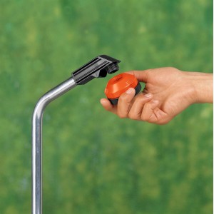 Gardena Gartendusche Solo mit Duschkopf und Regulierventil in Hand vor grünem Hintergrund.