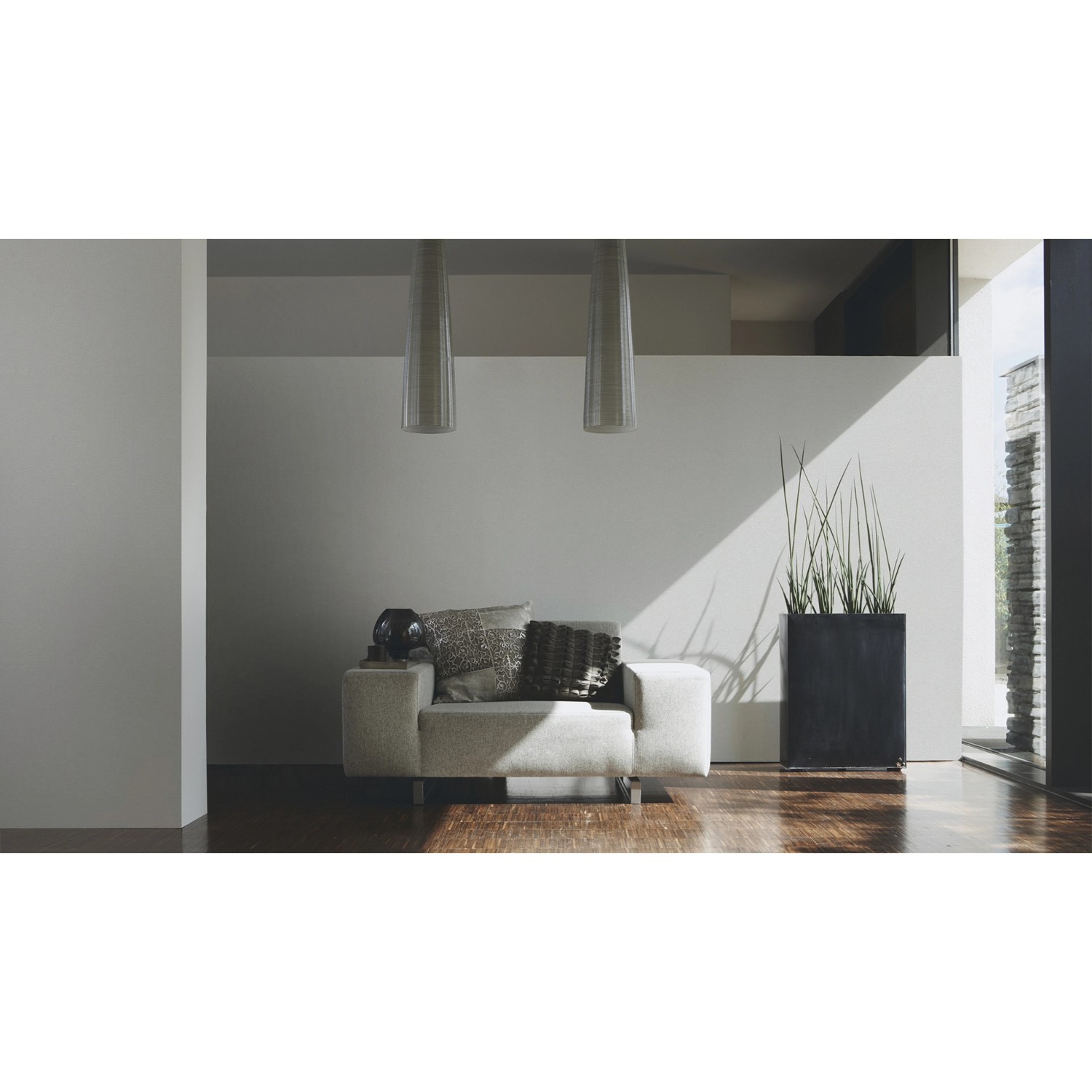 Heller Raum mit überstreichbarer Meistervlies Protect Vliestapete (Sprenkelputz) an der Wand.