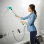 Frau reinigt Fliesen mit Leifheit Fliesen- & Wannenwischer Flexipad mit Teleskopstiel im Badezimmer.