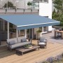 Wismar Gelenkarmmarkise Classic, 300x200 cm, blau-grau, montiert über einer Terrasse mit Gartenmöbeln.