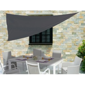 Dreieckiges, anthrazitfarbenes Sonnensegel (360x360x500 cm) über einer Terrasse mit Tisch und Stühlen.