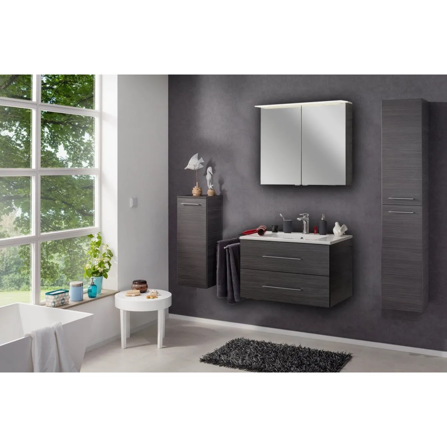 Badezimmer-Szene mit Fackelmann Bad-Hochschrank B.Perfekt Dark Oak (30 cm) und weiteren Badmöbeln.