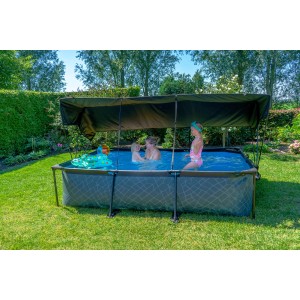 EXIT Pool mit Sonnensegel 220x150 cm: Familie schwimmt geschützt im Gartenpool.