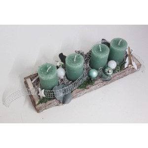 Adventsgesteck mit 4 grünen Kerzen, Eukalyptus und Deko auf Rindentablett, 40 cm.