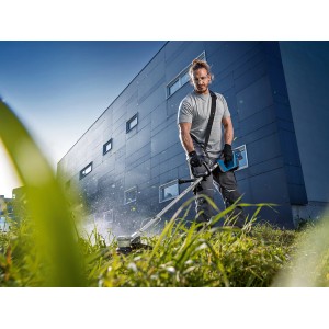 Bosch Akku-Rasentrimmer GRT 18V-33 im Einsatz: Leistungsstarkes Trimmen von hohem Gras.