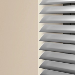 Silberne, glänzende Aluminium Jalousie mit leicht geöffneten Lamellen, bietet Sicht- und Lichtschutz am Fenster.