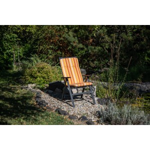 Beo Sitzauflage Hochlehner Edremit 4er-Set, gelb gestreift, auf Gartenstuhl im Grünen.