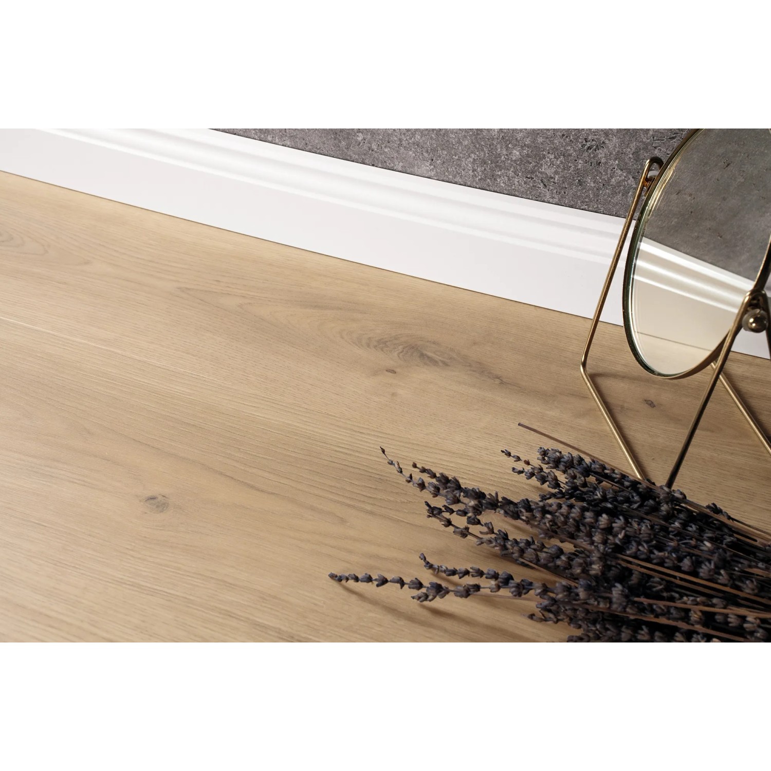 Egger Hybridboden Aquadura+ Messina Eiche Natur, helle Holzoptik mit Lavendel und Spiegel.