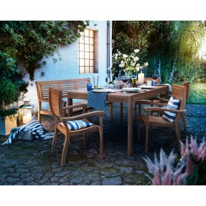Gartensitzgruppe mit Stapelstuhl Chelsea aus FSC®-Holz, Tisch und Bank auf Terrasse.