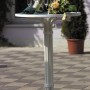 Weißer, runder Best Freizeitmöbel Stehtisch Multiflex (80 cm) mit Getränken und Blumendeko.