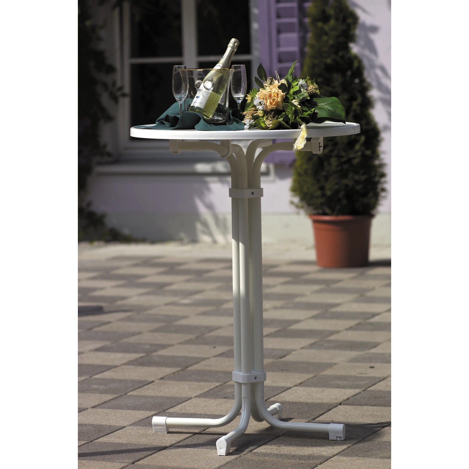 Weißer, runder Best Freizeitmöbel Stehtisch Multiflex (80 cm) mit Getränken und Blumendeko.