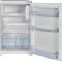 Innenansicht: Weißer Einbau-Kühlschrank mit geöffneter Tür und Regalen, passend zur Respekta Winkelküche.