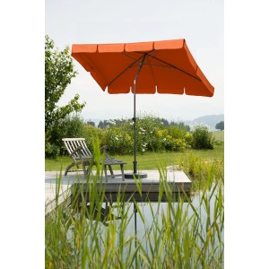 Rechteckiger, terracottafarbener Schneider Balkonschirm Aquila 225x120 cm mit Push-Up Mechanik auf einer Terrasse.