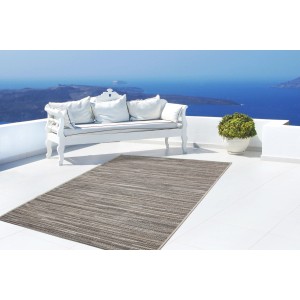 Beiger Outdoor-Teppich Algo 810 (200x290 cm) auf Terrasse mit Meerblick.