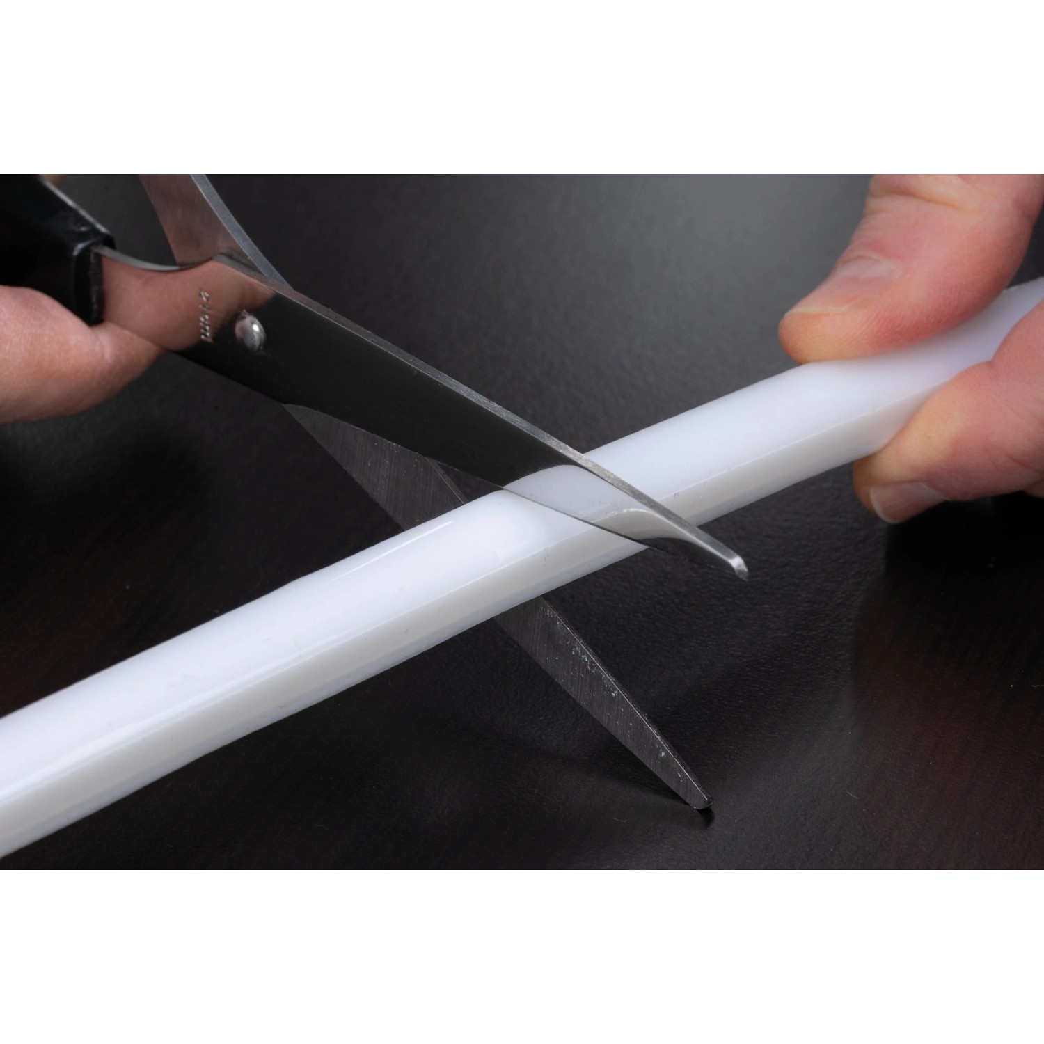 Zuschneiden des Paulmann MaxLED Flow LED-Streifens mit einer Schere.