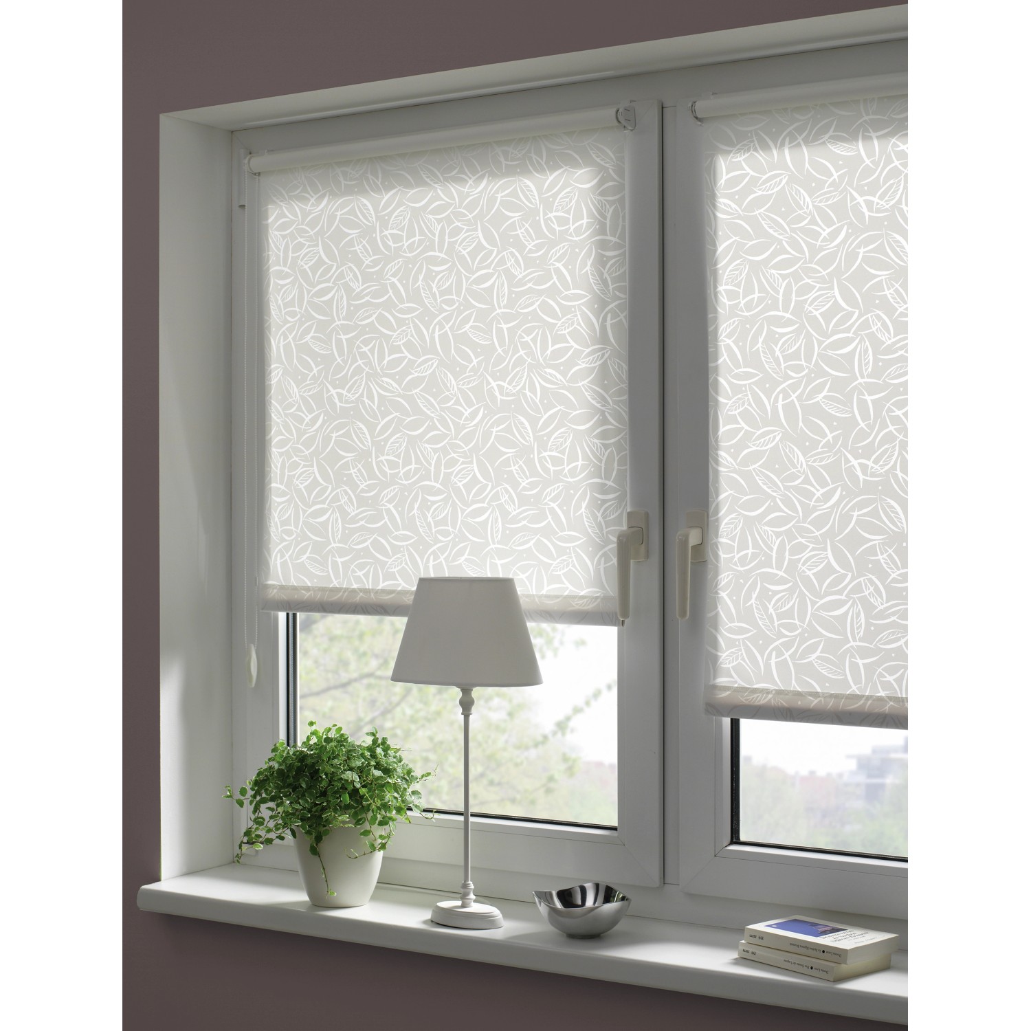 Gardinia EasyFix Rollo Jahreszeit, 120x150 cm, weiß mit Blattmuster, am Fenster montiert.