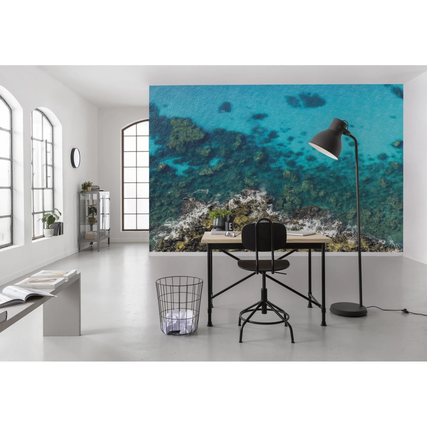 Vlies Fototapete Bright Blue (450x280 cm) mit Meeresmotiv im modernen Arbeitszimmer.