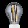 Klares, dimmbares E27 LED-Filament Leuchtmittel. Birnenförmige LED-Lampe mit sichtbaren gelben Filamenten und weißem Sockel.