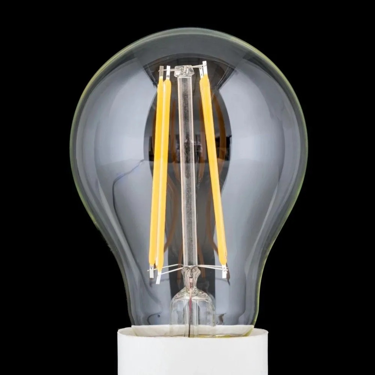 Klares, dimmbares E27 LED-Filament Leuchtmittel. Birnenförmige LED-Lampe mit sichtbaren gelben Filamenten und weißem Sockel.