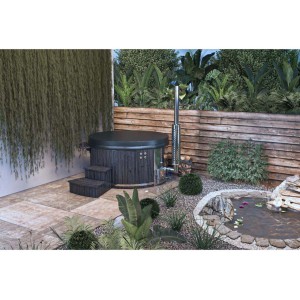 Finntherm Hot Tub Stockholm Spa Edition Deluxe Ø 200 cm im Garten mit Teich und Holzverkleidung.