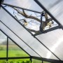Detailaufnahme: Palram Canopia Gewächshaus, grauer Rahmen, Polycarbonatplatten, Dachfenster mit Öffnungsmechanismus.