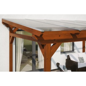 Freistehende Skan Holz Terrassenüberdachung Sanremo aus Leimholz in Nussbaum mit klarer Dacheindeckung.