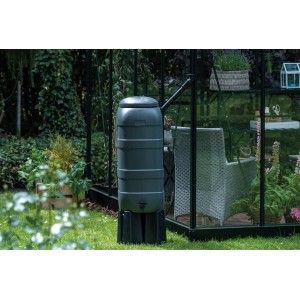 Schwarze Halls Regentonne mit Ständer, 100 l, vor Gewächshaus. Praktische Wasserversorgung für den Garten.