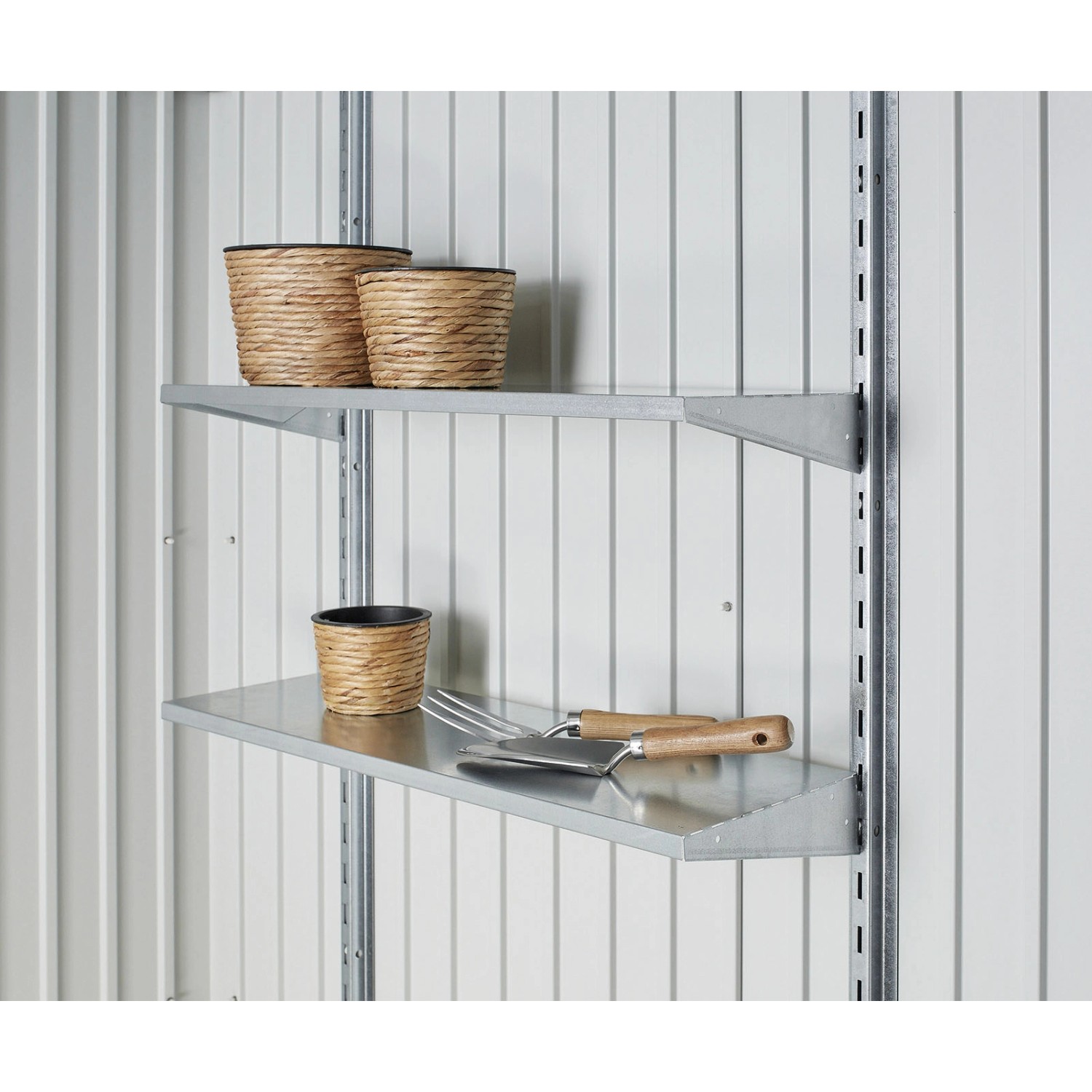 Regale im Biohort Gerätehaus HighLine, Quarzgrau-Metallic, mit Pflanzgefäßen und Gartengeräten.