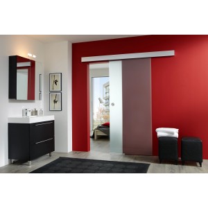 OBI Glasschiebetür Nevo, satiniert, 90x205 cm, im Badezimmer mit Waschtisch und roter Wand.