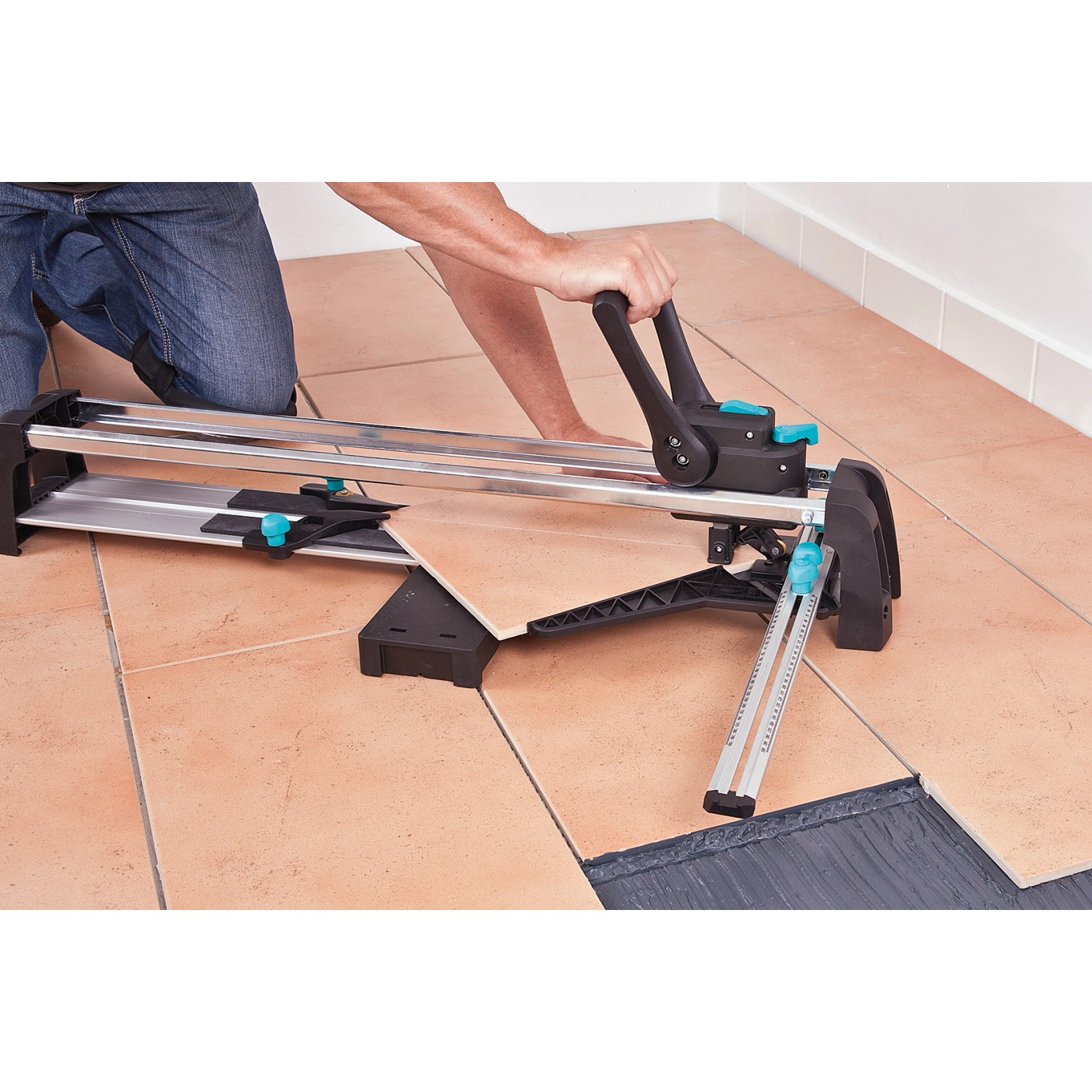 Wolfcraft Fliesenschneider TC 670 Expert im Einsatz beim Fliesenschneiden.