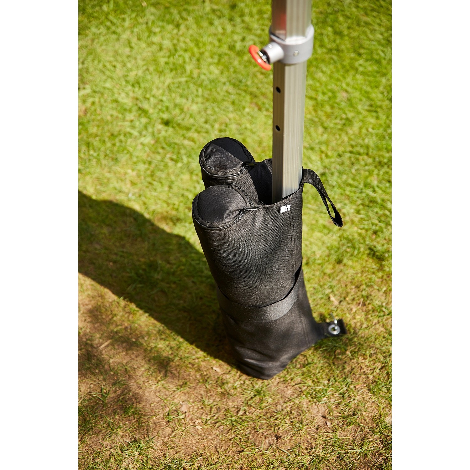 Siena Garden Pavillon Beschwerer 4er Set am Pavillonfuß, gefüllt mit Sand.