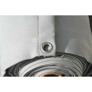 Floracord Balkonverkleidung silbergrau, Detailaufnahme Öse und gerolltem Stoff.