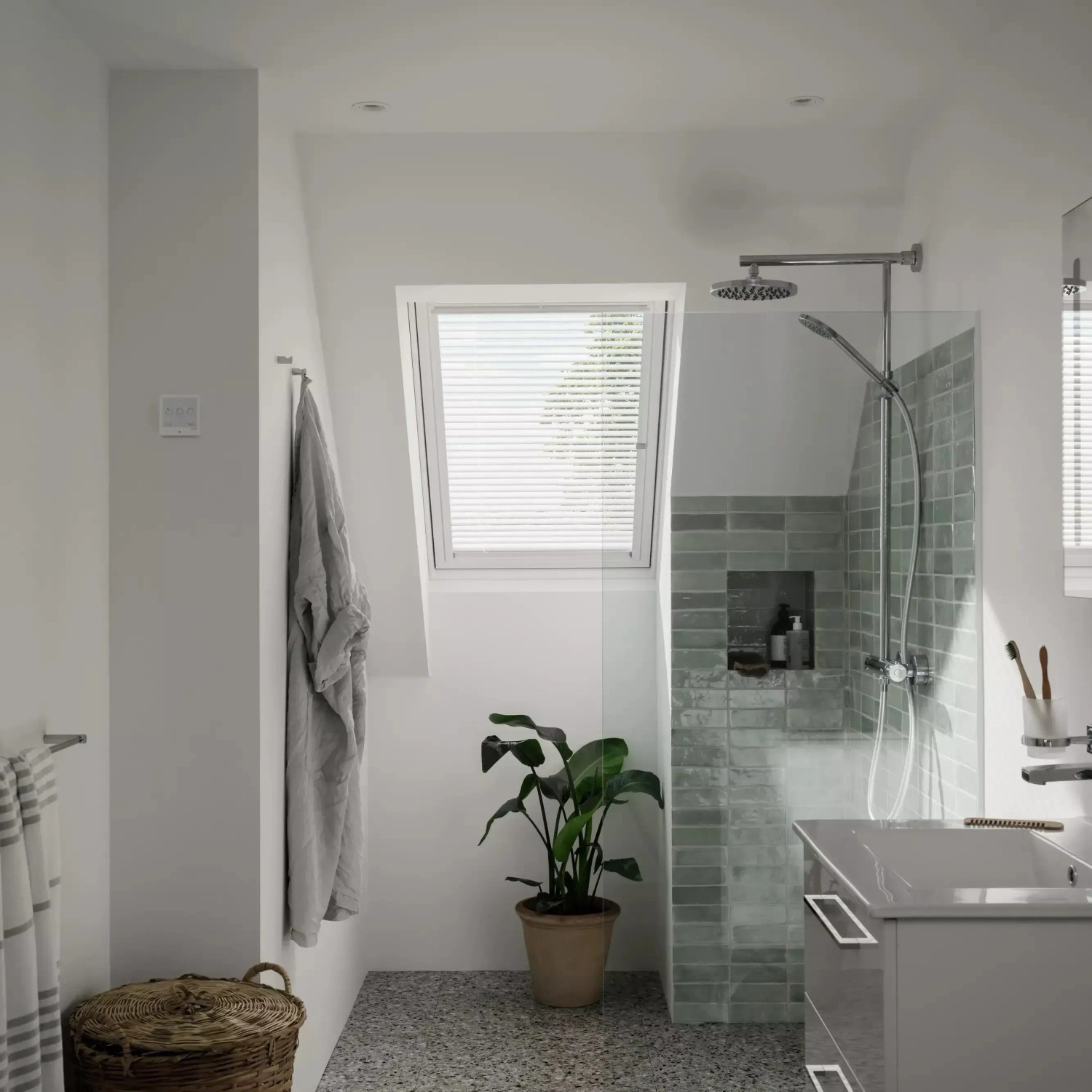 Helles Badezimmer mit weißer Velux Jalousie (55x78 cm) am Dachfenster für Sicht- und Sonnenschutz.