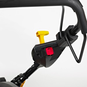 Detailaufnahme: Bedienelemente des Texas Benzin-Rasenmähers mit gelbem Gashebel und rotem Startknopf.