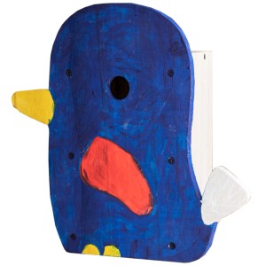 Bemalter Nistkasten-Bausatz Self-Made im Vogel-Design, blau, rot, gelb. DIY Nistkasten für Kinder.