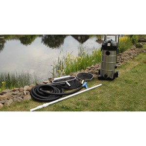 Heissner Zubehör-Set für Teichschlammsauger mit Schlauch, Kescher und Saugrohr vor Teich.