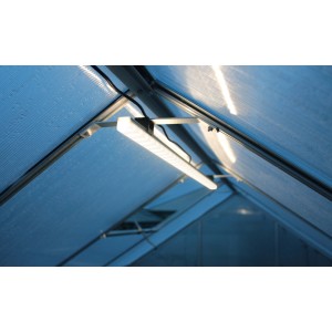 Vitavia LED Leuchte Lang 91,5 cm im Gewächshaus, warmweißes Licht.