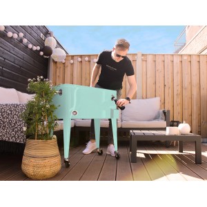 Axi Kühlwagen Retro Mint (76 l) mit Mann beim Öffnen einer Flasche. Kühlbox mit Rollen für Gartenpartys.