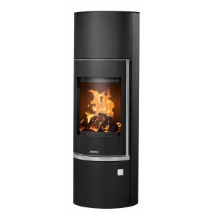 Schwarzer Justus Kaminofen Faro W+ 2.0 aus Stahl mit Flammen im Brennraum.