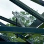 Detailaufnahme: Dachfenster mit Öffnungsmechanismus des Juliana Premium 8 Gewächshauses in Anthrazit.