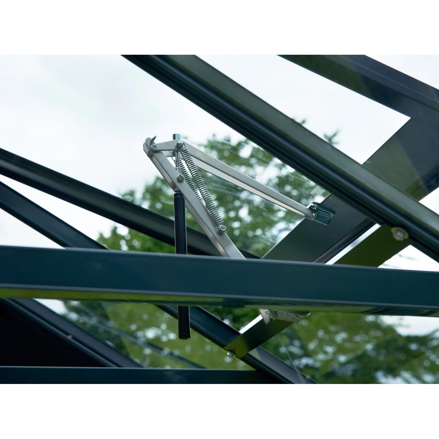 Detailaufnahme: Dachfenster mit Öffnungsmechanismus des Juliana Premium 8 Gewächshauses in Anthrazit.