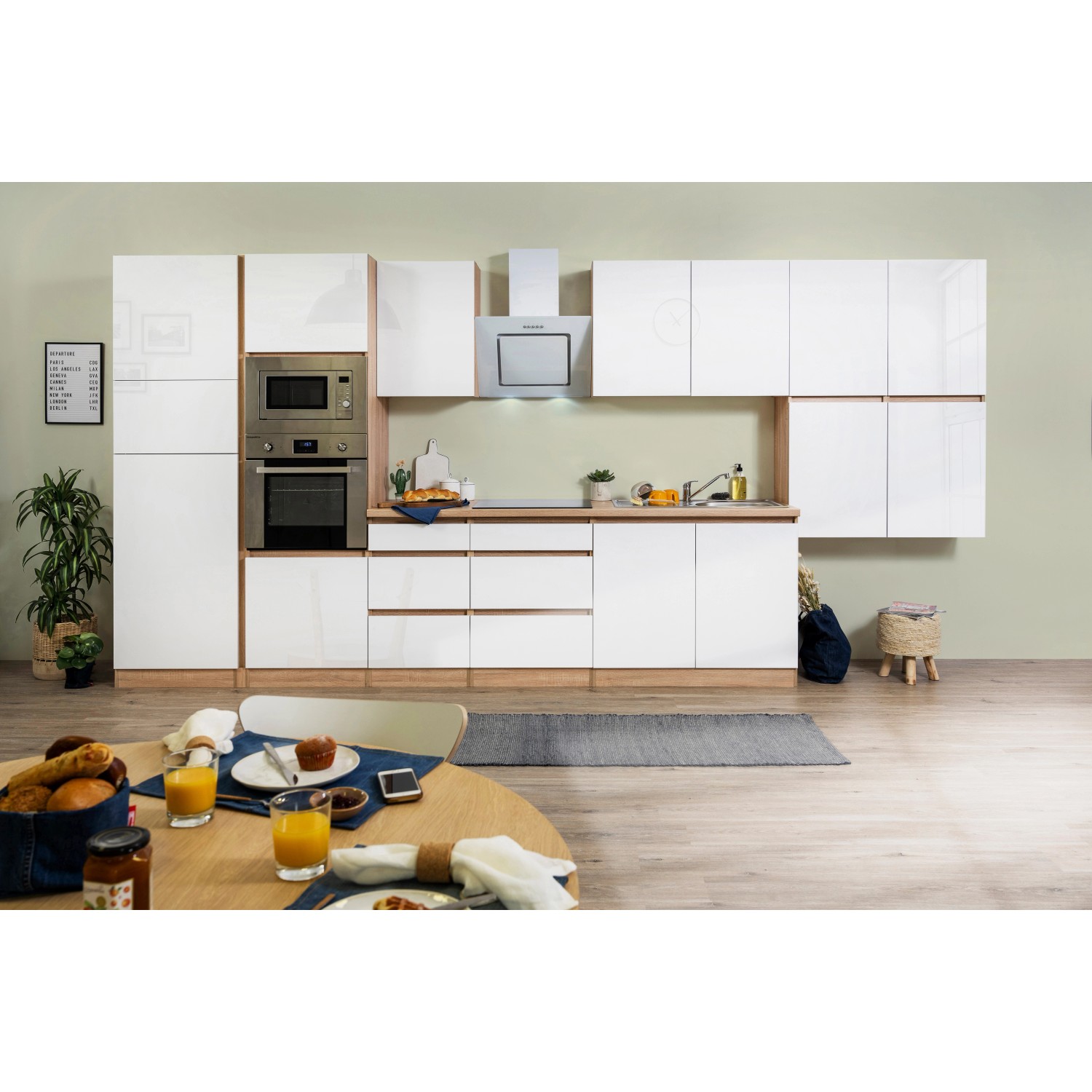 Moderne, grifflos weiße Hochglanz Respekta Küchenzeile mit Eiche Sägerau Dekor und E-Geräten.