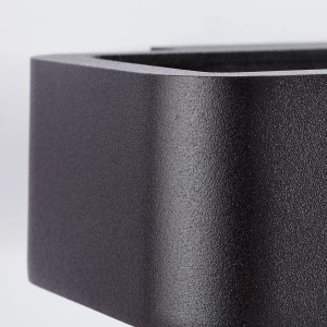 Detailaufnahme der schwarzen LED-Außenwandleuchte Golda, 22x13 cm. Moderne Außendeckenleuchte.