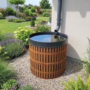 Bellissa Wasserfass 420l aus Corten-Stahl mit Edelrost-Optik im Garten. Zylindrische Regentonne, perforiert, unter Fallrohr.