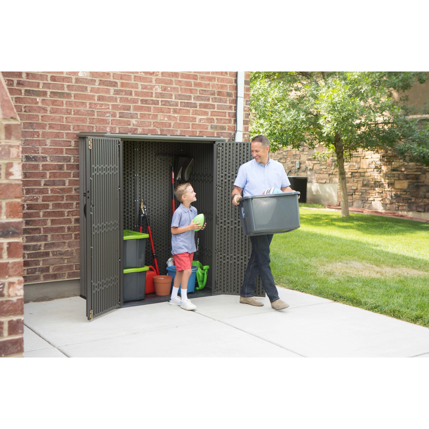 Lifetime Gartenschrank (136x70x172cm) mit Mann und Kind. Grauer Kunststoffschrank für Gartenbedarf.