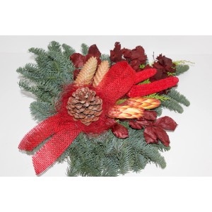 Grabstrauß Nobilis, ca. 60 cm, mit roter Schleife, Zapfen und Tannengrün für Gedenktage.